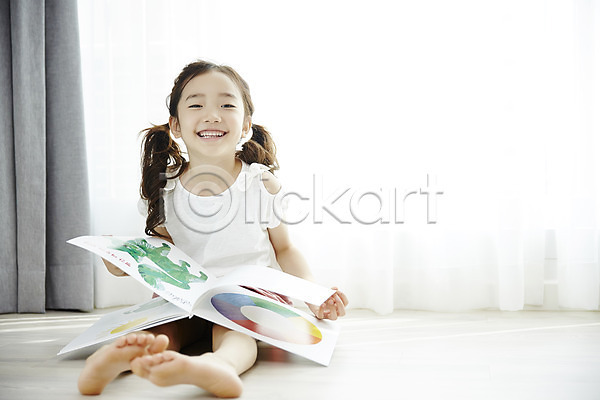 즐거움 소녀(어린이) 소녀한명만 어린이 여자 한국인 한명 JPG 앞모습 포토 독서 미소(표정) 실내 앉기 전신