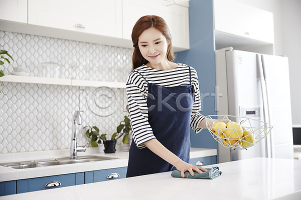 여유 30대 성인 성인여자한명만 여자 한국인 한명 JPG 앞모습 포토 미소(표정) 상반신 서기 식탁 실내 싱크대 우먼라이프 주방 주부