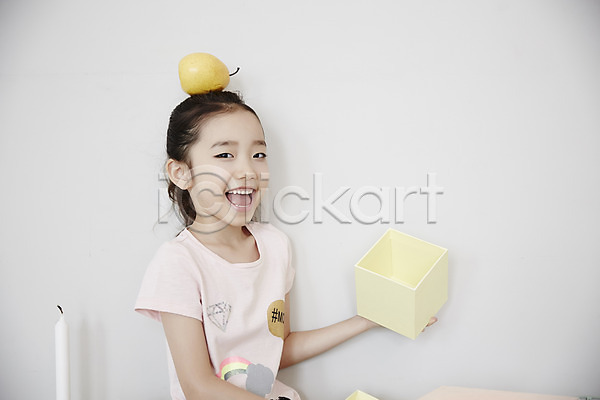 즐거움 소녀(어린이) 소녀한명만 어린이 여자 한국인 한명 JPG 옆모습 포토 과일 놀기 놀이 미소(표정) 상반신 상자 실내 앉기 올리기