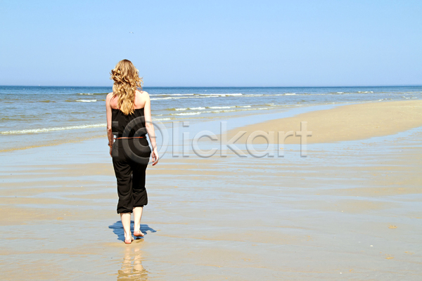 행복 휴식 백인 사람 성인 여자 한명 JPG 포토 해외이미지 1 건강 네덜란드 라이프스타일 모래 물 바다 비키니 선글라스 수영복 신체 앉기 야외 여름(계절) 여행 자연 태양 파란색 하늘 해외202004 휴가