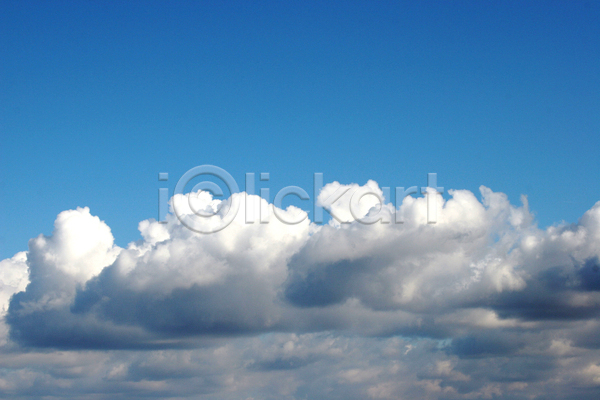 사람없음 JPG 포토 해외이미지 광선 구름(자연) 단절 맑음 방사형 빛 아침 야외 웅장함 일몰 일출 자연 저녁 파란색 풍경(경치) 하늘 해외202004 햇빛 황혼 흰색