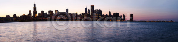 사람없음 JPG 포토 해외이미지 가로 강 거리 건물 건축양식 고층빌딩 공원 도시 도시풍경 도심 물 미국 빛망울 사무실 스카이라인 시카고 아파트 야간 오리 외관 일몰 장면 전망대 컬러풀 콘도 큼 탑 파노라마 파란색 하늘 해외202004 해외포토 황혼