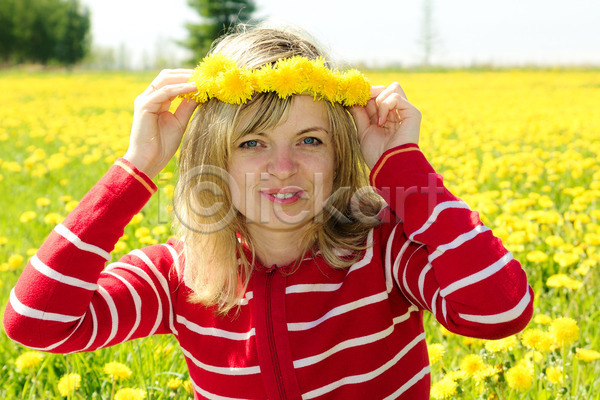 행복 휴식 백인 사람 성인 여자 한명 JPG 포토 해외이미지 공원 꽃 꽃무늬 내추럴 노란색 라이프스타일 머리 미소(표정) 민들레 밭 봄 야외 얼굴 여름(계절) 왕관 자연 초록색 해외202004 화환 흰색