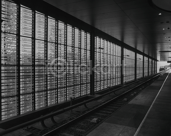 사람없음 JPG 포토 해외이미지 검은색 도시 벽 역 유리 전철 트랙 해외202004 흰색