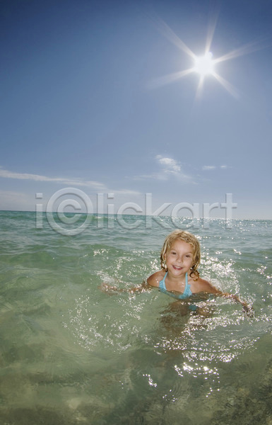 백인 사람 어린이 여자 초등학생 한명 JPG 포토 해외이미지 금발 물 미소(표정) 바다 불꽃(불) 소금물 수영 수영복 젖음 초록색 태양 파란색 표면 하늘 해외202004