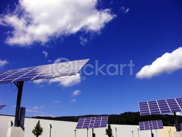 미래 사람없음 JPG 포토 해외이미지 글로벌 맑음 에너지 연료 자연 집열판 초록색 태양 태양에너지 파란색 하늘 해외202004 햇빛 환경