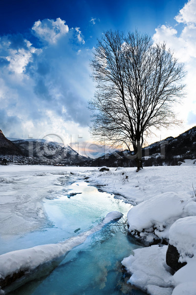 사람없음 JPG 포토 해외이미지 개울 겨울 겨울풍경 구름(자연) 나무 노르웨이 눈덮임 산 야외 자연 주간 해외202004