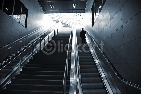 고독 사람없음 여자 JPG 포토 해외이미지 계단 교통시설 단상 독일 베를린 싱글 에스컬레이터 여행 역 전철 해외202004