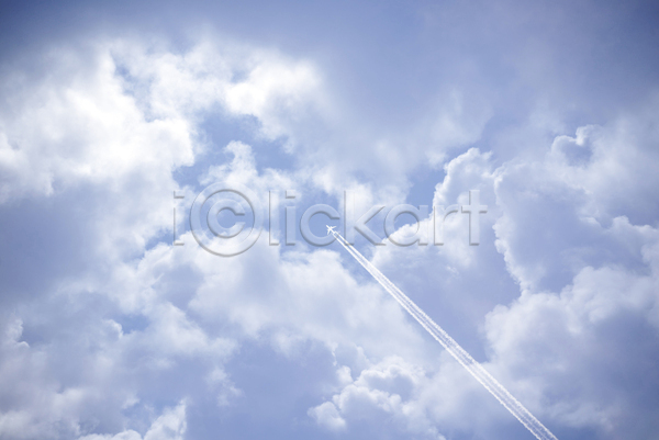 사람없음 JPG 실루엣 포토 해외이미지 구름(자연) 맑음 백그라운드 비행기 비행운 야외 연기 제트기 주간 파란색 하늘 해외202004