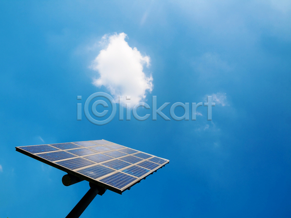 사람없음 JPG 포토 해외이미지 구름(자연) 맑음 야외 주간 집열판 태양에너지 풍경(경치) 하늘 해외202004 햇빛