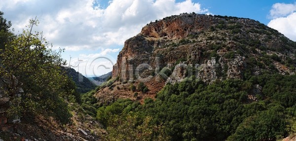 사람없음 JPG 포토 해외이미지 가을 경사 계곡 구름 길 나무 날씨 동굴 벽 산 수평선 숲 슬로프 시골 야외 언덕 여름 잎 자연 중동 지구 지중해 파란색 풍경 하늘 해외202004 해외포토 흰색