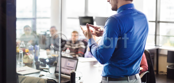 성공 소통 사람 한명 JPG 포토 해외이미지 강의 경영 경영자 교육 그룹 대표 대화 동료 듣기 리더 말하기 모임 발표 비즈니스 비즈니스맨 사무실 사업가 설명 세미나 시범 작업실 종업원 직업 직원 직장 탁자 토론 통신 해외202004 해외포토 회사 회의 회의실
