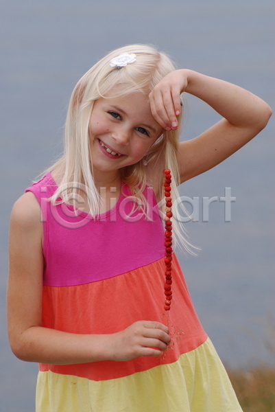 행복 어린이 한명 JPG 포토 해외이미지 금발 노르웨이 딸기 미소(표정) 스칸디나비아 야외 여름(계절) 외양간 해외202004