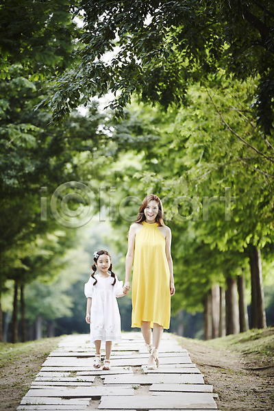 산책 30대 두명 성인 소녀(어린이) 어린이 여자 여자만 한국인 JPG 앞모습 포토 가족 걷기 나무 딸 모녀 산책로 손잡기 숲속 야외 엄마 전신 주간