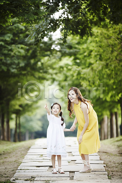산책 30대 두명 성인 소녀(어린이) 어린이 여자 여자만 한국인 JPG 앞모습 포토 가리킴 가족 나무 딸 모녀 산책로 서기 숲속 야외 엄마 전신 주간
