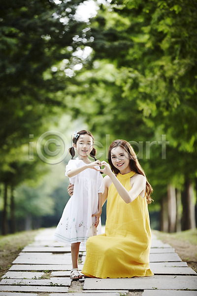 산책 30대 두명 성인 소녀(어린이) 어린이 여자 여자만 한국인 JPG 앞모습 포토 가족 딸 모녀 미소(표정) 산책로 서기 손하트 숲속 앉기 야외 엄마 전신 주간