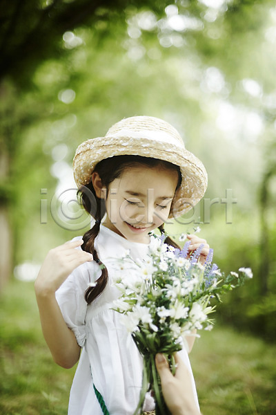 즐거움 행복 소녀(어린이) 소녀한명만 어린이 여자 한국인 한명 JPG 아웃포커스 앞모습 포토 꽃다발 들기 미소(표정) 밀짚모자 상반신 서기 숲속 야외 주간