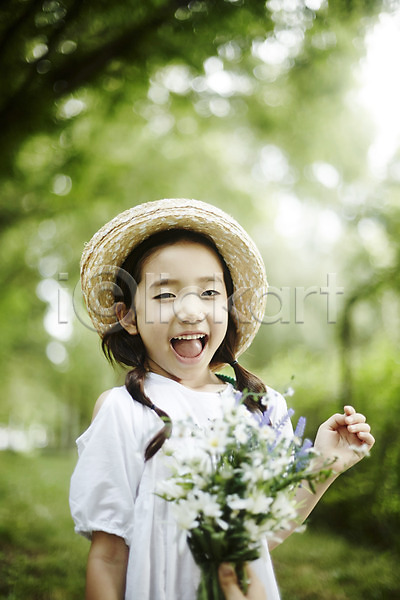 즐거움 행복 소녀(어린이) 소녀한명만 어린이 여자 한국인 한명 JPG 아웃포커스 앞모습 포토 꽃다발 들기 미소(표정) 밀짚모자 상반신 서기 숲속 야외 주간