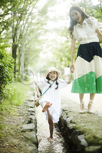 산책 즐거움 화목 30대 두명 성인 소녀(어린이) 어린이 여자 여자만 한국인 JPG 앞모습 포토 가족 걷기 딸 모녀 물가(풍경) 물장구 밀짚모자 손잡기 숲속 야외 엄마 전신 주간