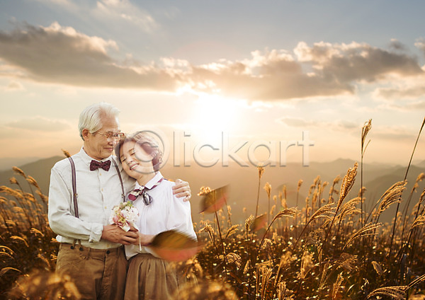 행복 60대 남자 두명 성인 여자 한국인 PSD 편집이미지 가족 구름(자연) 꽃다발 노부부 실버라이프 안기 억새밭 편집 하늘