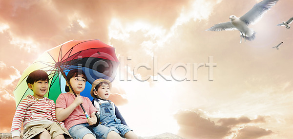 남자 세명 소년만 어린이 한국인 PSD 편집이미지 갈매기 구름(자연) 노을 모자(잡화) 상반신 앉기 우산 웃음 응시 친구 편집 하늘 형제