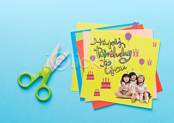 세명 어린이 여자 한국인 PSD 편집이미지 가위(도구) 고깔(모자) 교육 색종이 생일축하 생일축하합니다 생일파티 선물상자 앉기 어깨동무 어린이교육 전신 친구 케이크 편집 풍선