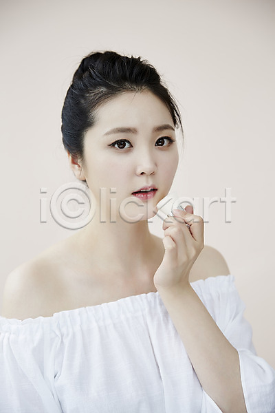 청순 20대 성인 성인여자한명만 여자 한국인 한명 JPG 앞모습 포토 들기 메이크업브러쉬 볼터치 뷰티 뷰티라이프 상반신 서기 실내 화장