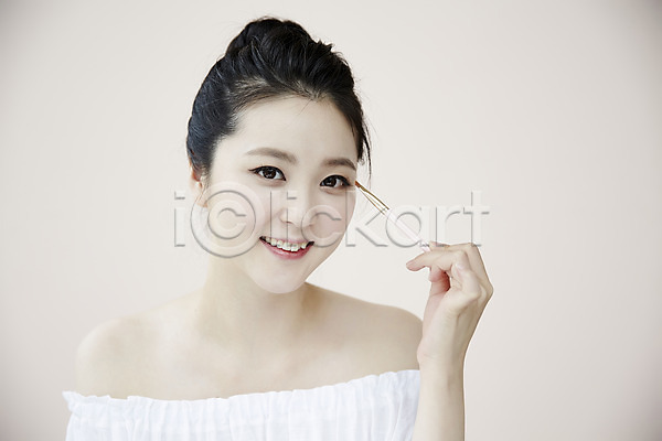 청순 20대 성인 성인여자한명만 여자 한국인 한명 JPG 앞모습 포토 들기 미소(표정) 뷰티 뷰티라이프 상반신 서기 실내 아이라이너 화장