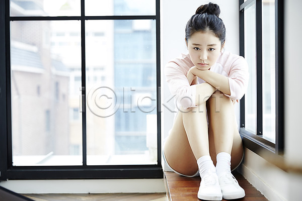 고민 슬픔 지루함 청춘(젊음) 20대 성인 성인여자한명만 여자 한국인 한명 JPG 앞모습 포토 뷰티라이프 실내 앉기 웅크림 전신 창가