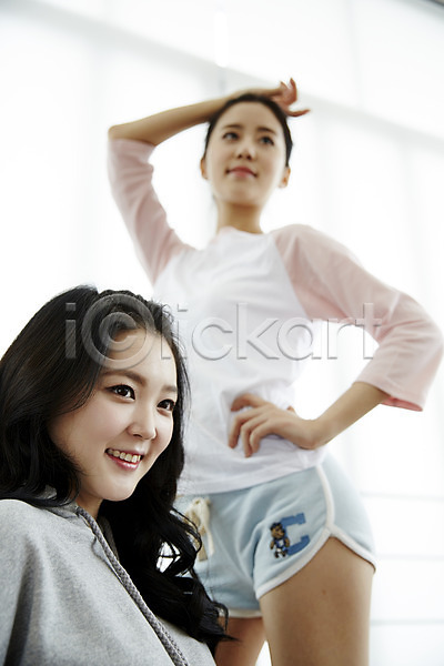 우정 청춘(젊음) 20대 두명 성인 성인여자만 여자 한국인 JPG 앞모습 포토 뷰티라이프 상반신 서기 실내 앉기 연습생 연습실 춤 춤동작 친구 캐주얼 포즈