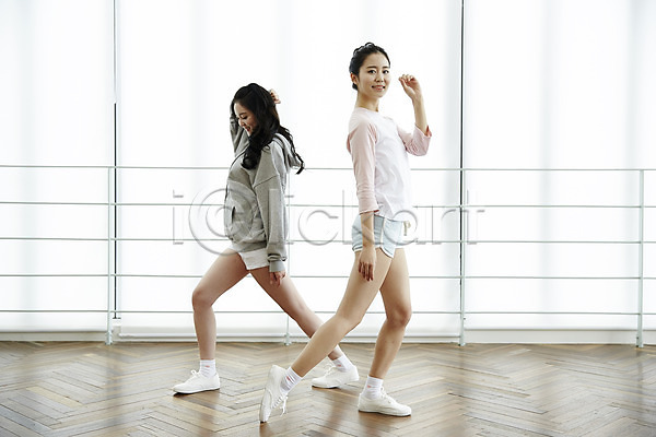 우정 청춘(젊음) 20대 두명 성인 성인여자만 여자 한국인 JPG 옆모습 포토 뷰티라이프 서기 실내 연습생 연습실 전신 춤 춤동작 친구 캐주얼 포즈 후드티셔츠