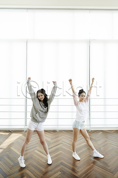 우정 즐거움 청춘(젊음) 20대 두명 성인 성인여자만 여자 한국인 JPG 앞모습 포토 뷰티라이프 서기 손뻗기 실내 연습생 연습실 전신 춤 춤동작 친구 캐주얼 포즈 후드티셔츠