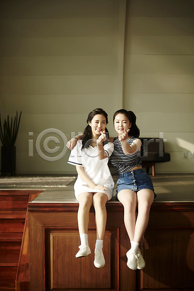 우정 청춘(젊음) 20대 두명 성인 성인여자만 여자 한국인 JPG 앞모습 포토 단상 마린룩 미소(표정) 뷰티라이프 손하트 실내 앉기 원피스 전신 청치마 친구 캐주얼