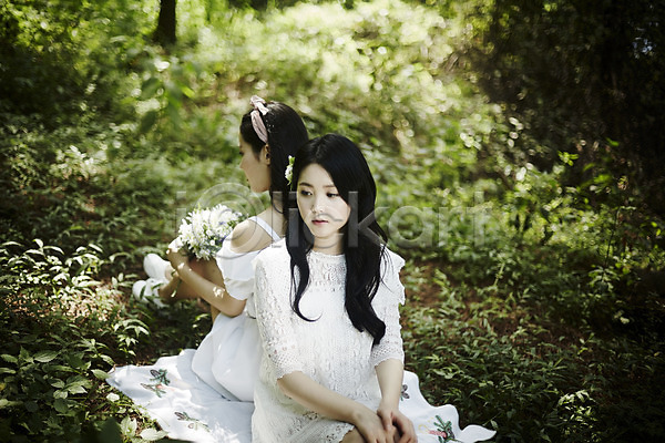 우정 청순 청춘(젊음) 20대 두명 성인 성인여자만 여자 한국인 JPG 뒷모습 앞모습 포토 꽃다발 등맞대기 무표정 뷰티라이프 숲속 앉기 야외 전신 주간 친구