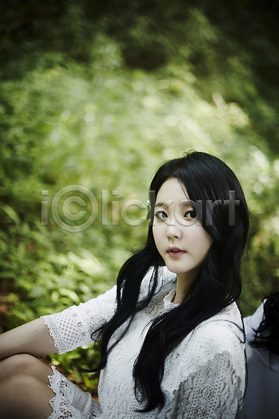 청순 청춘(젊음) 20대 성인 성인여자만 여자 한국인 한명 JPG 아웃포커스 옆모습 포토 무표정 뷰티라이프 상반신 숲속 앉기 야외 응시 주간