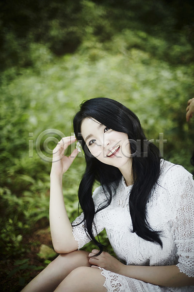 청순 청춘(젊음) 20대 성인 성인여자한명만 여자 한국인 한명 JPG 아웃포커스 앞모습 포토 미소(표정) 뷰티라이프 상반신 손짓 숲속 앉기 야외 주간