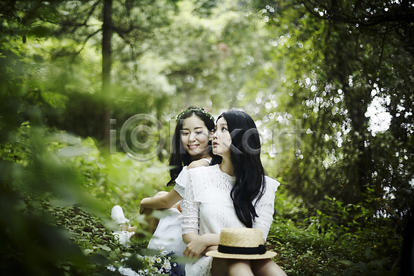 우정 청순 청춘(젊음) 20대 두명 성인 성인여자만 여자 한국인 JPG 앞모습 포토 등맞대기 미소(표정) 밀짚모자 뷰티라이프 상반신 숲속 앉기 야외 응시 주간 친구