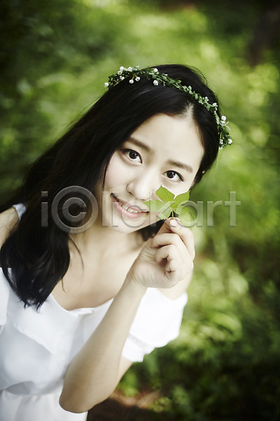 청순 청춘(젊음) 20대 성인 성인여자한명만 여자 한국인 한명 JPG 앞모습 포토 나무 나뭇잎 들기 미소(표정) 뷰티라이프 상반신 손짓 숲속 앉기 야외 주간 화관