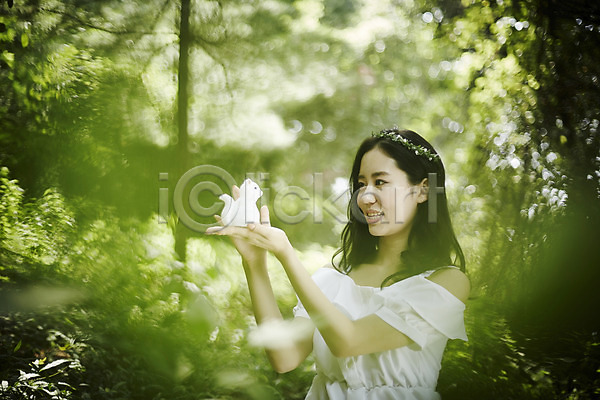 청순 청춘(젊음) 20대 성인 성인여자한명만 여자 한국인 한명 JPG 옆모습 포토 나무 들기 미소(표정) 뷰티라이프 상반신 손짓 숲속 앉기 야외 인형 주간 화관