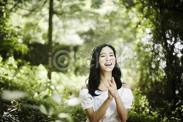 청순 청춘(젊음) 20대 성인 성인여자한명만 여자 한국인 한명 JPG 아웃포커스 앞모습 포토 나무 미소(표정) 뷰티라이프 비눗방울 상반신 손짓 숲속 야외 주간 화관