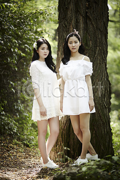 우정 청순 청춘(젊음) 20대 두명 성인 성인여자만 여자 한국인 JPG 앞모습 포토 나무 무표정 뷰티라이프 서기 숲속 야외 원피스 전신 주간 친구 코사지