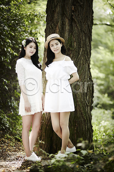 우정 청순 청춘(젊음) 20대 두명 성인 성인여자만 여자 한국인 JPG 앞모습 포토 나무 모자(잡화) 미소(표정) 뷰티라이프 서기 숲속 야외 원피스 전신 주간 친구