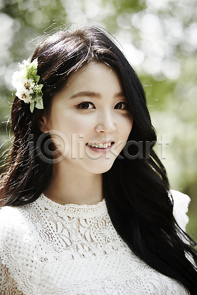 청순 청춘(젊음) 20대 성인 성인여자한명만 여자 한국인 한명 JPG 앞모습 포토 미소(표정) 뷰티라이프 상반신 서기 숲속 야외 주간 코사지