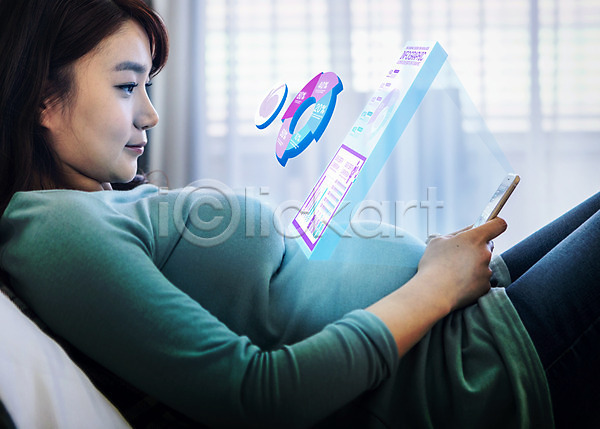 성인 여자 한국인 한명 JPG 디지털합성 편집이미지 그래프 그래픽 스마트폰 인포그래픽 임산부 임신 증강현실 컴퓨터그래픽 편집 합성 홀로그램