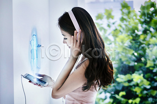 남자 두명 성인 여자 한국인 JPG 디지털합성 편집이미지 그래픽 스마트폰 음악감상 증강현실 컴퓨터그래픽 편집 합성 헤드셋 홀로그램