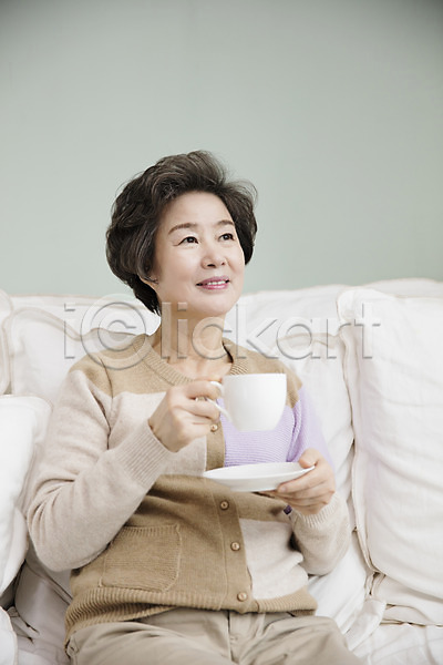 티타임 휴식 60대 노년 노인여자한명만 여자 한국인 한명 JPG 앞모습 포토 거실 들기 미소(표정) 상반신 소파 실내 실버라이프 앉기 커피 할머니
