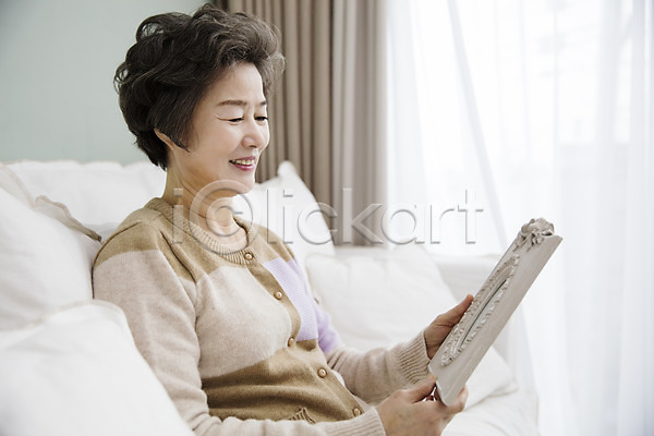 휴식 60대 노년 노인여자한명만 여자 한국인 한명 JPG 옆모습 포토 거실 들기 미소(표정) 상반신 소파 실내 실버라이프 앉기 액자 할머니