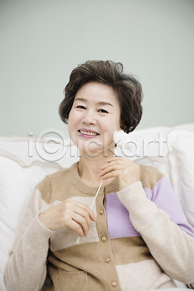 휴식 60대 노년 노인여자한명만 여자 한국인 한명 JPG 앞모습 포토 거실 꽃 들기 미소(표정) 상반신 소파 실내 실버라이프 앉기 할머니