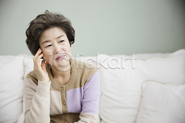 고민 휴식 60대 노년 노인여자한명만 여자 한국인 한명 JPG 앞모습 포토 거실 상반신 생각 소파 손짓 실내 실버라이프 앉기 할머니