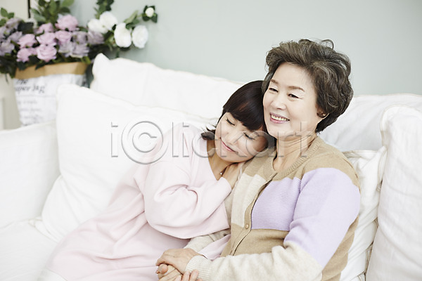 다정 화목 40대 60대 노년 두명 성인 여자 여자만 한국인 JPG 앞모습 포토 가족라이프 거실 기댐 딸 모녀 미소(표정) 상반신 소파 실내 앉기 엄마